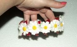 Headband na may mga daisies at rose hips