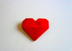 Tarjeta de San Valentín en forma de corazón de papel.