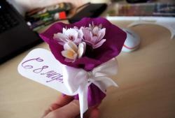 Pocztówki z 8 marca - miniaturowy bukiet kwiatów