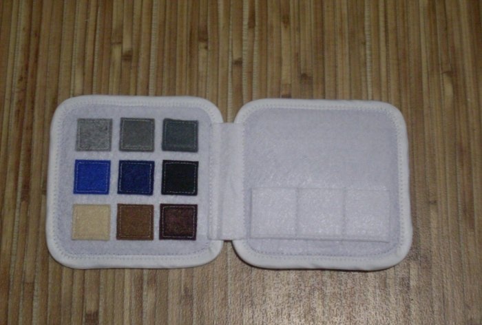 Cosimos una paleta de sombras de ojos de juguete de fieltro.