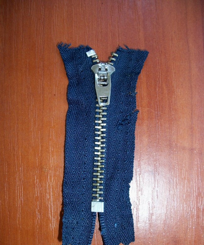 Ropa para muñeca hecha con jeans viejos.