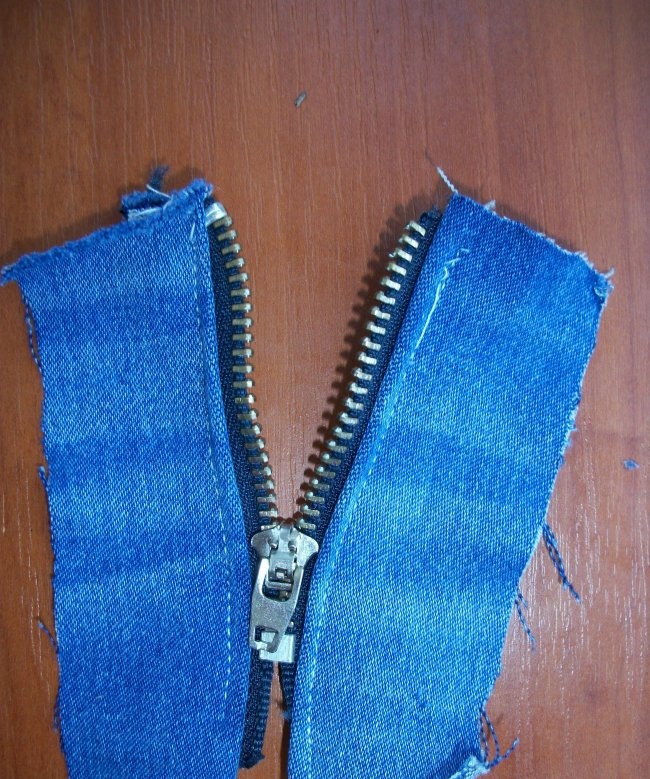 Ropa para muñeca hecha con jeans viejos.