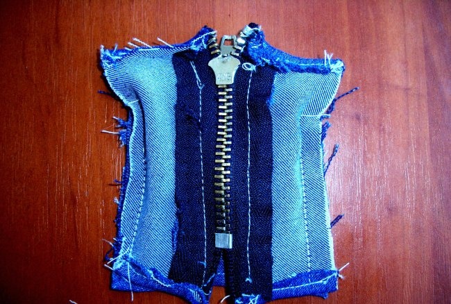 Ropa para muñeca hecha con jeans viejos.