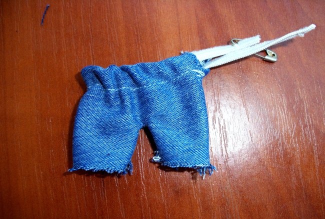 Ropa para muñeca hecha con jeans viejos.