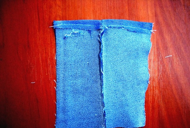 Ropa para muñeca hecha con jeans viejos.