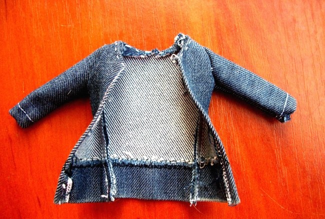 Kläder för en docka gjorda av gamla jeans