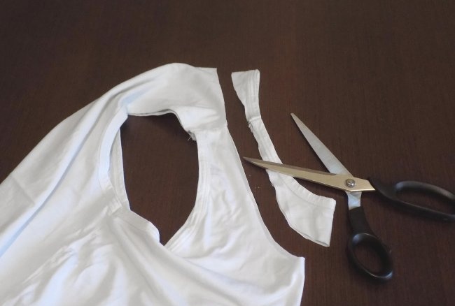 Decorating a white T-shirt with your own hands