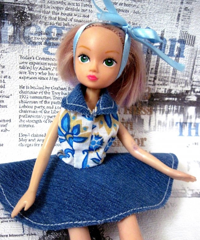 Solklänning med krage för en docka