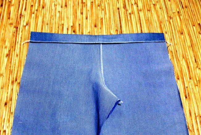 Menukar seluar jeans untuk bayi