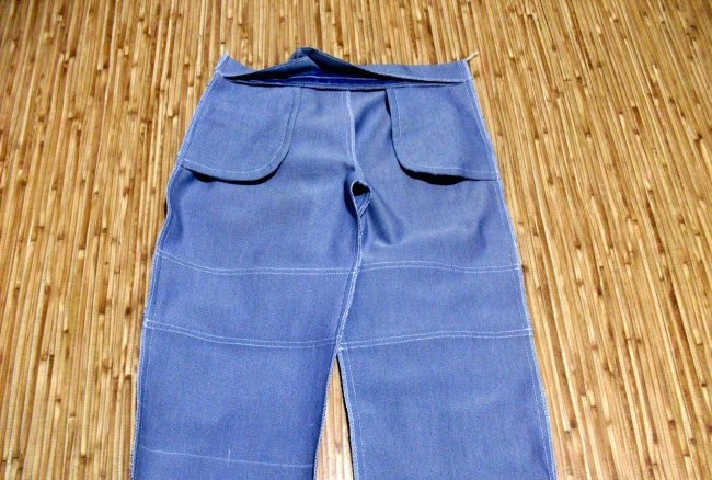 Menukar seluar jeans untuk bayi