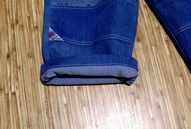 Trocando jeans para um bebê