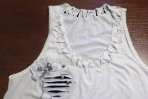 Decorating a white T-shirt with your own hands