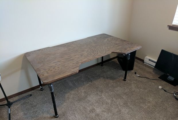 Jednoduchý počítačový stôl