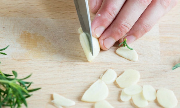 Pommes de terre Hasselback au four avec ail et thym