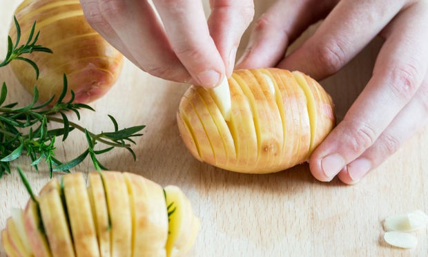 Pečené brambory Hasselback s česnekem a tymiánem