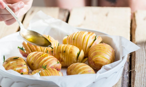 Khoai tây Hasselback nướng với tỏi và húng tây