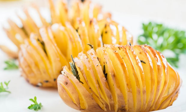 Inihurnong Hasselback Potatoes na may Bawang at Thyme