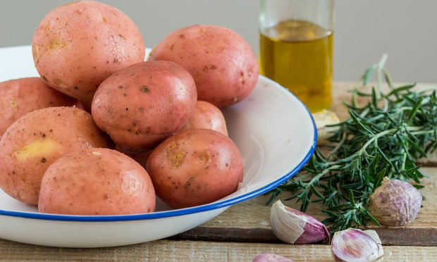 Inihurnong Hasselback Potatoes na may Bawang at Thyme