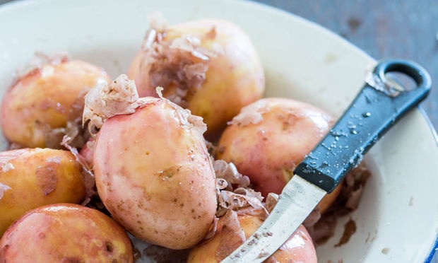 Inihurnong Hasselback Potatoes na may Bawang at Thyme