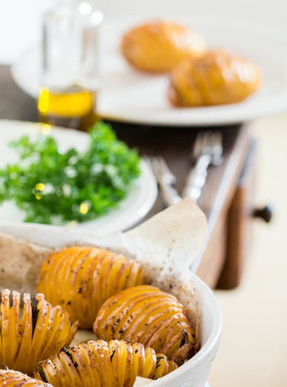 Inihurnong Hasselback Potatoes na may Bawang at Thyme