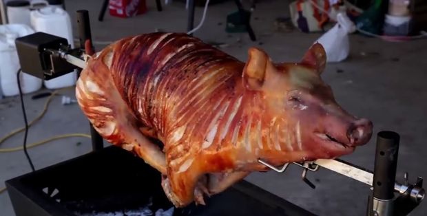 Hoe een heel varken aan het spit te braden