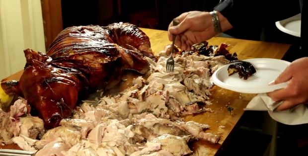 Cómo asar un cerdo entero en un asador