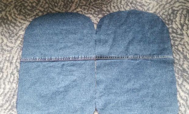 Ba lô sáng màu làm từ quần jean cũ