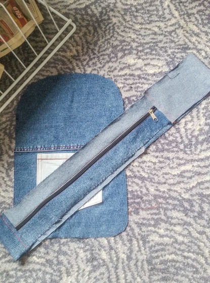 Světlý batoh vyrobený ze starých džín