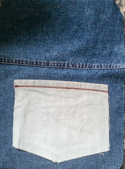 Ljus ryggsäck gjord av gamla jeans