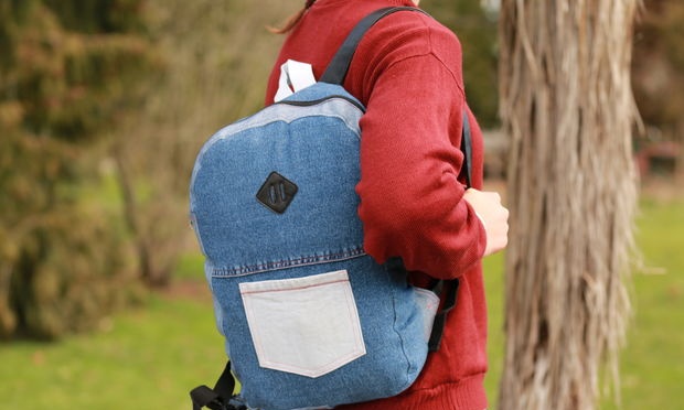 Heller Rucksack aus alten Jeans