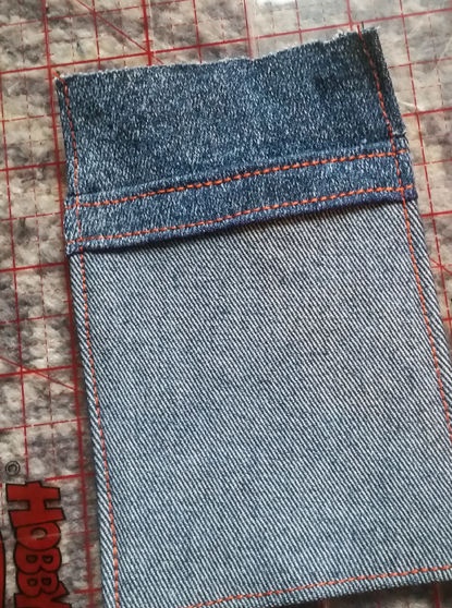 Ljus ryggsäck gjord av gamla jeans