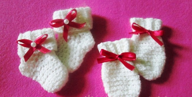 Manoplas rascadoras de crochet para recién nacidos.