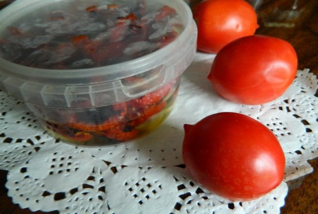 Kış için güneşte kurutulmuş domates