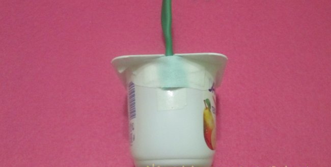 Cistella feta amb un pot de iogurt