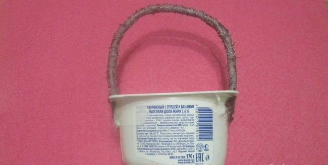 Panier fabriqué à partir d'un pot de yaourt