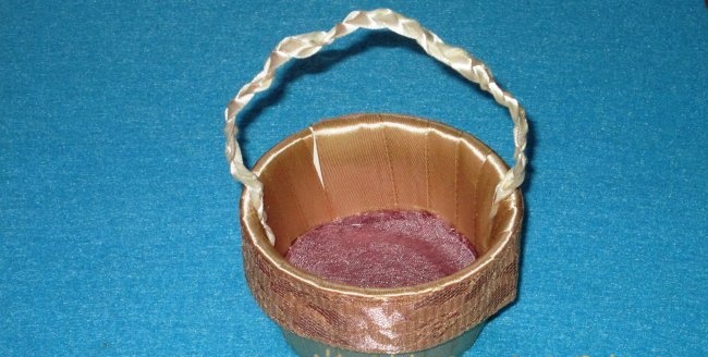 Basket na gawa sa isang garapon ng sour cream at satin ribbons