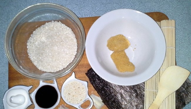 Petits pains au four avec nuggets et sauce à l'ail