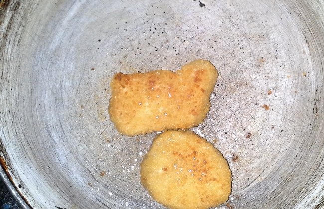 Rolinhos assados ​​com nuggets e molho de alho