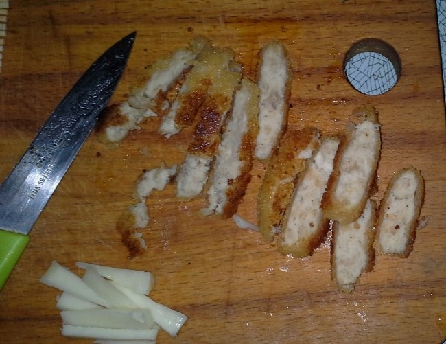 Gebackene Brötchen mit Nuggets und Knoblauchsauce