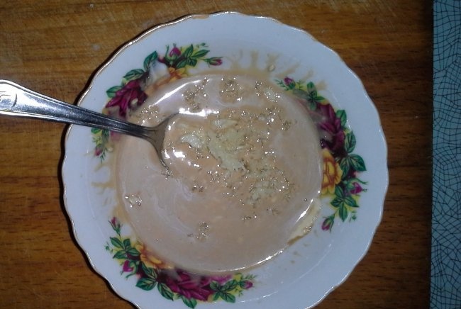 Gebackene Brötchen mit Nuggets und Knoblauchsauce