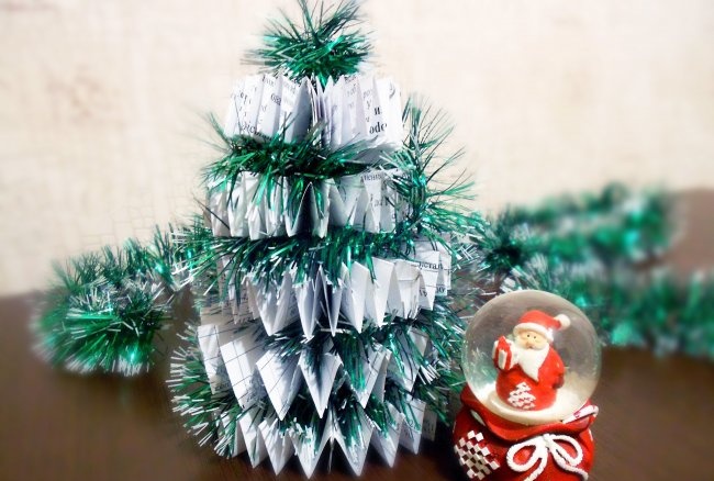 DIY vianočný stromček vyrobený z kancelárskeho papiera