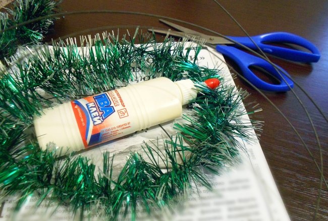 DIY juletre laget av kontorpapir