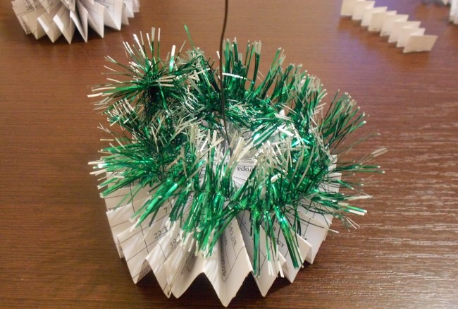 DIY vánoční stromek vyrobený z kancelářského papíru