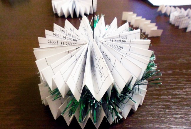 DIY-kerstboom gemaakt van kantoorpapier