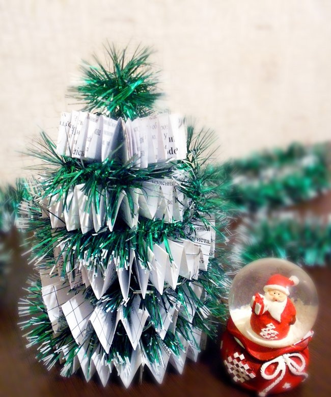 DIY vianočný stromček vyrobený z kancelárskeho papiera