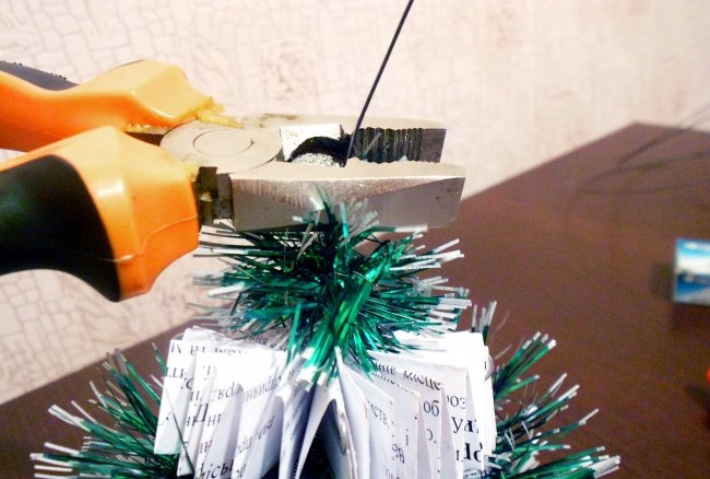 شجرة عيد الميلاد DIY مصنوعة من ورق المكتب