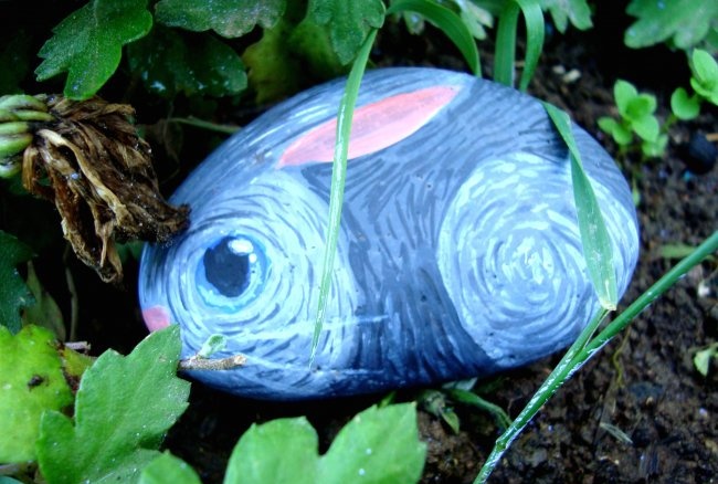 Pintura em pedra para o coelhinho do jardim