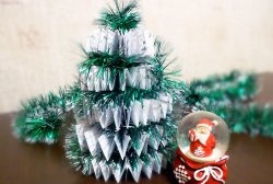 DIY-kerstboom gemaakt van kantoorpapier