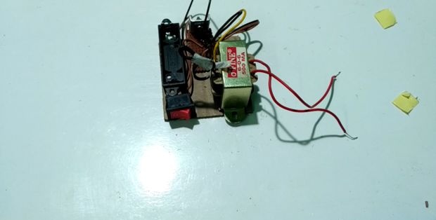 L'onduleur le plus simple 1,5 V - 220 V