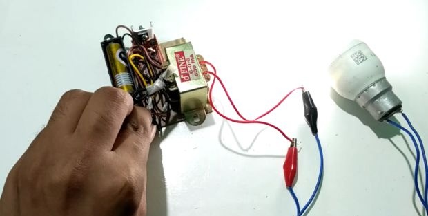 Der einfachste Wechselrichter 1,5 V - 220 V